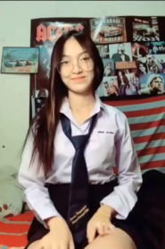 คลิปสาวแว่นชุดนักเรียนขาวหุ่นดี ถอดเต้นโชว์